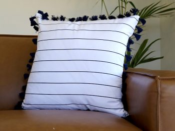 Cotton cushion with navy blue tassles